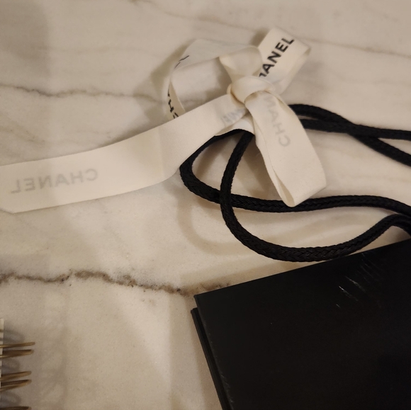 CHANEL Black and White Shopping Bag - Picture 3 of 9